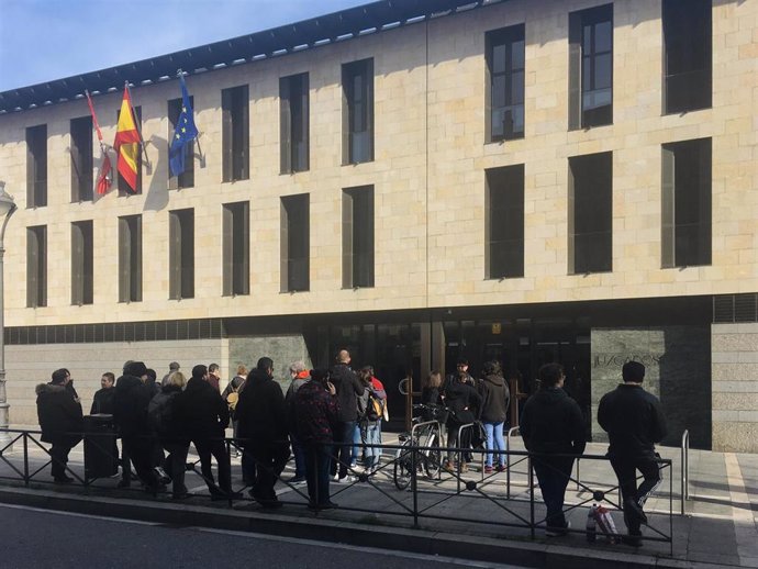 Miembros de la Asamblea de Apoyo al joven detenido como presunto autor de las pintadas de Colón se concentran frente a los Juzgados de Valladolid para reclamar su puesta en libertad.