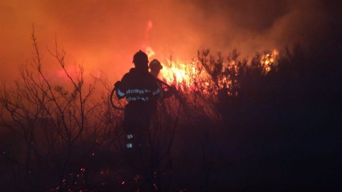 Activo un incendio forestal en Castro de los últimos nueve provocados en Cantabria