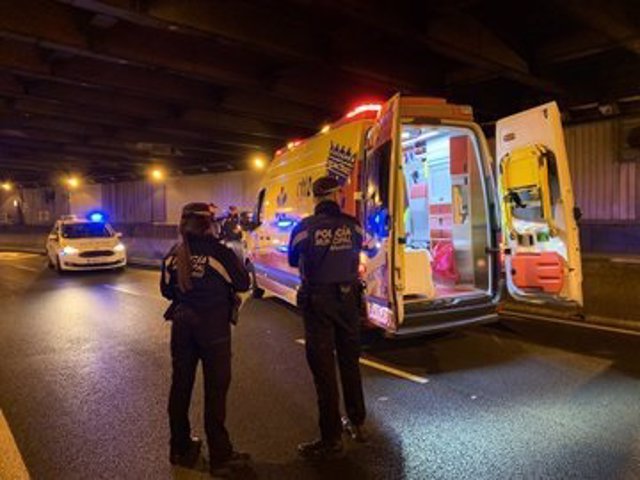 Imagen de dos policías municipales en el túnel de Doctor Esquerdo.