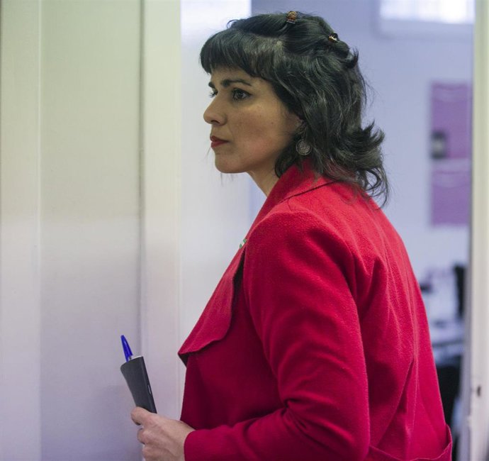 La coordinadora de Podemos Andalucía y portavoz de Adelante Andalucía, Teresa Rodríguez , tras la rueda de prensa acompañada de su equipo. En la sede de Podemos Andalucía. En Sevilla, a 13 de febrero de 2020.