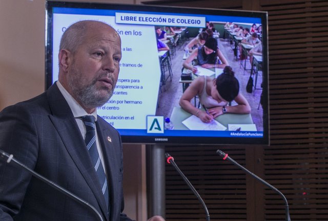 Rueda de prensa posterior a la reunión semanal del Consejo de Gobierno de la Junta de Andalucía. El consejero de Educación y Deporte, Javier Imbroda, durante su intervención. En el Palacio de San Telmo, en Sevilla, a 17 de febrero de 2020.