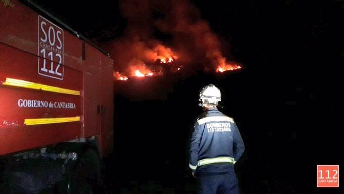 Campollo, Vega de Liébana. Bomberos sofocan un incendio forestal a 200 metros del pueblo