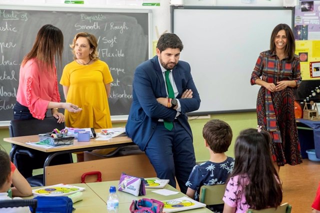 El presidente de la Región de Murcia, Fernando López Miras, durante una visita a un colegio.