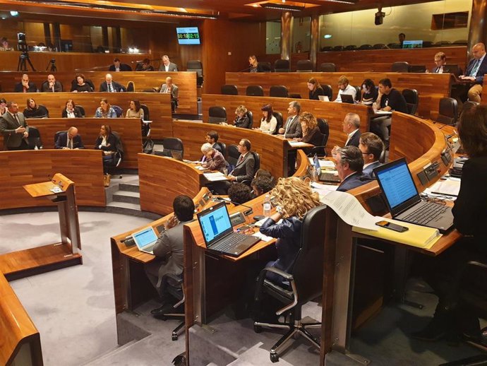 Adrián Barbón interviene en un Pleno.