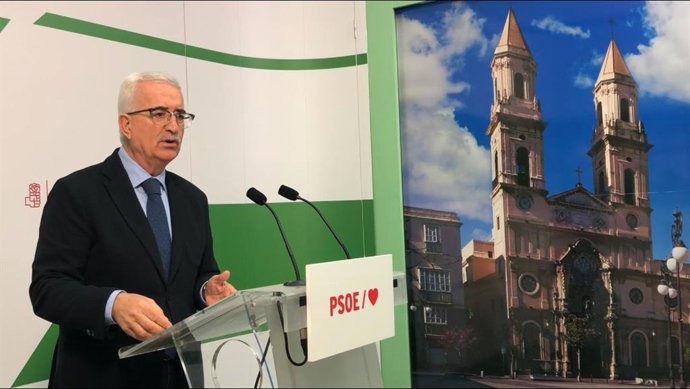 El portavoz adjunto del Grupo Parlamentario Socialista Manuel Jiménez Barrios este viernes en rueda de prensa