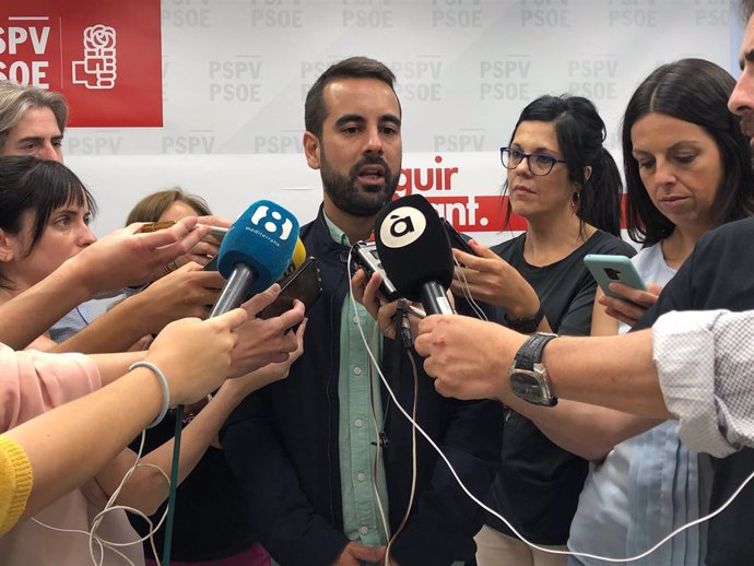 José Muñoz atendiendo a los medios