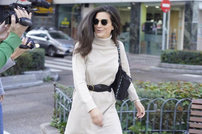 Bárbara Mirjan entra en la clínica la Luz donde está ingresado Cayetano Martínez de Irujo