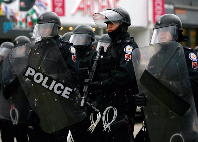 Policía antidisturbios en Toronto