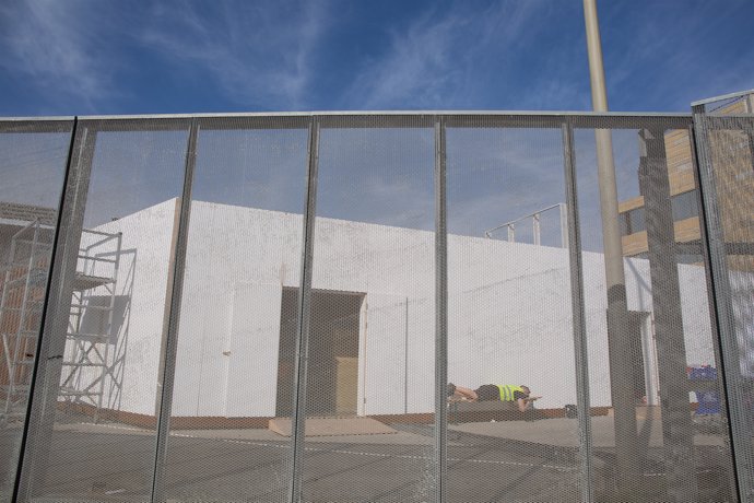 Un trabajador descansa en el recinto del Mobile World Congress (MWC) durante el desmantelamiento de los stands tras la cancelación de la feria por la crisis del coronavirus y las anulaciones de empresas, en Barcelona/Catalunya (España).