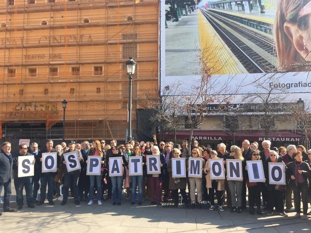 Decenas de personas se concentran ante el Real Cinema reclamando la paralización del derribo.