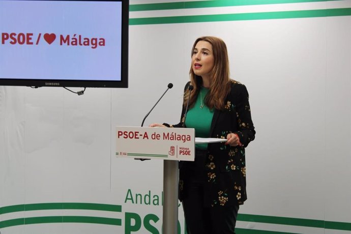 La parlamenaria del PSOE Beatriz Rubiño en rueda de prensa en Málaga