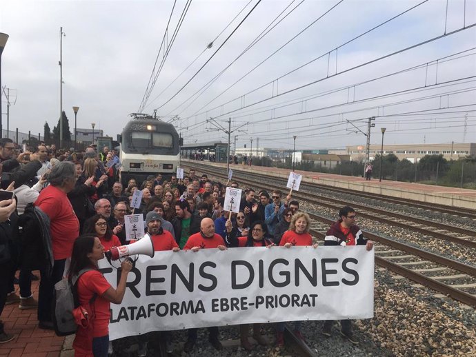 Manifestantes de la plataforma 'Trenes Dignos' saltan a las vías de la estación L'Aldea-Tortosa-Amposta (Tarragona).