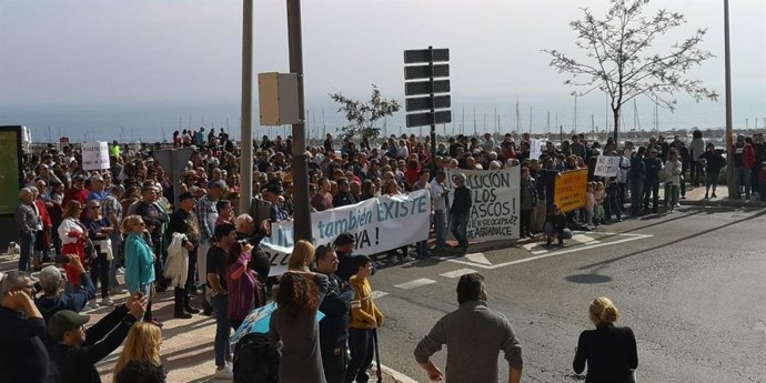 Manifestantes por el cierre de la carretera del Cañarete