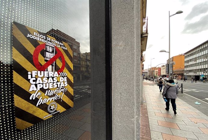 Un cartel que dice '¡Fuera las casas de apuesta de nuestros barrios!' en un cristal de un local de la Calle Bravo Murillo, en Madrid (España) a 21 de enero de 2020.