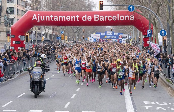 Sortida de la 30a edició de l'eDreams Mitja Marató de Barcelona.