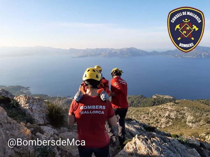 Bomberos de Mallorca rescata a una excursionista que ha sufrido un fuerte golpe en el hombro en Alcúdia.