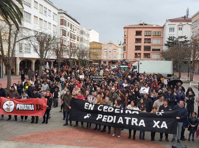Manifestantes en Cedeira por la recuperación del servicio de pediatría