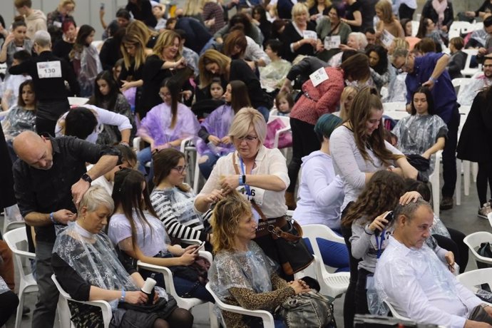 Beauty Valencia intenta batir el récord Guiness de personas cortando el pelo