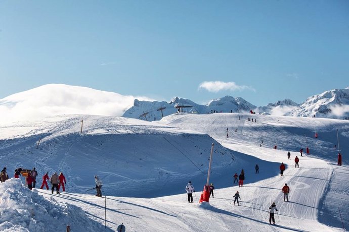 Francia.- Una estación de esquí francesa desata la polémica por usar un helicópt