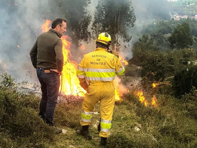 Activos dos de los 21 incendios forestales provocados en Cantabria 