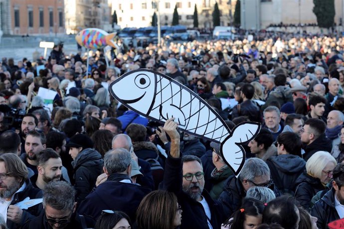 Protesta de las 'sardinas' contra Salvini en Roma