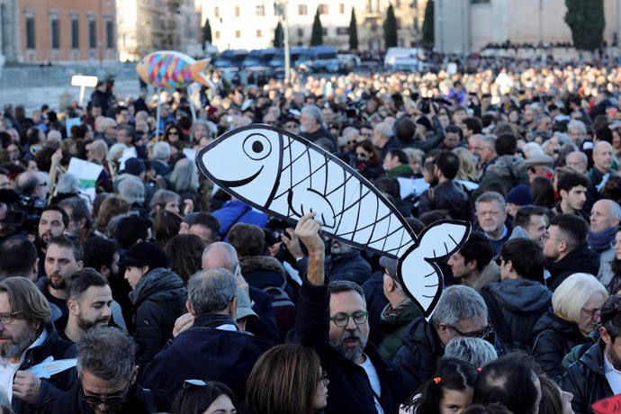 Italia.- Las 'sardinas' piden la derogación de los decretos de seguridad de Salv