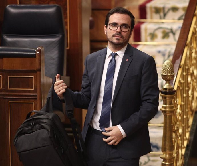 El ministro de Consumo, Alberto Garzón, abandona el hemiciclo del Congreso, durante la primera sesión de control al Gobierno en la XIV Legislatura,  en el Congreso de los Diputados, Madrid (España), a 12 de febrero de 2020.