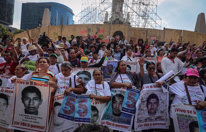 México.- Desalojan con gas lacrimógeno a estudiantes y familiares de los 43 desa