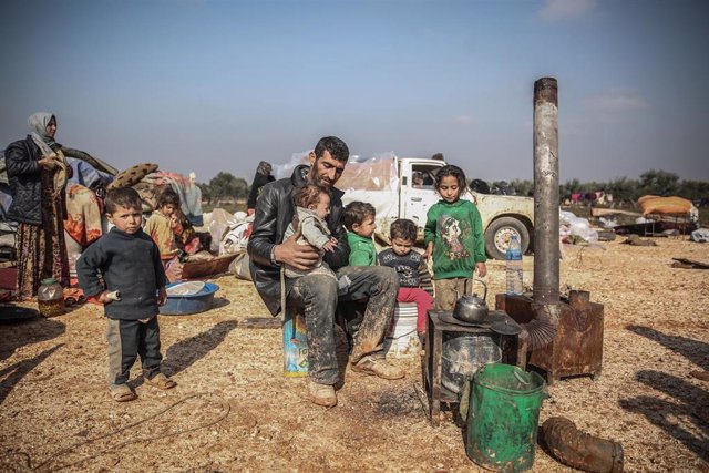 Una familia en un refugio de de la ciudad de Maarat Misrin, en el noroeste de Siria.