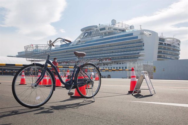 El crucero 'Diamond Princess, en cuarentena en las costas de Yokohama.