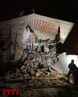 Una casa de Sant Pere de Riudebitlles (Barcelona) s'ha ensorrat aquest diumenge a la nit