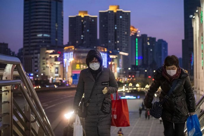 Mujeres con mascarillas en Shanghái