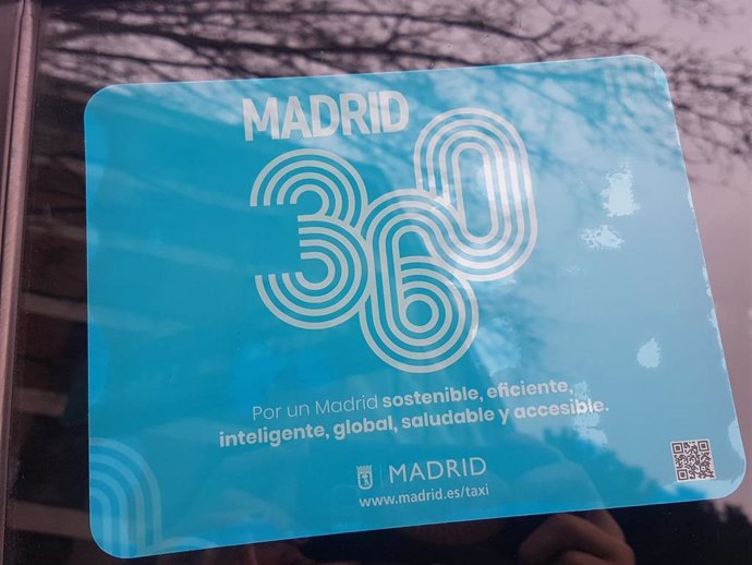 Publicidad de Madrid 360 en un taxi.