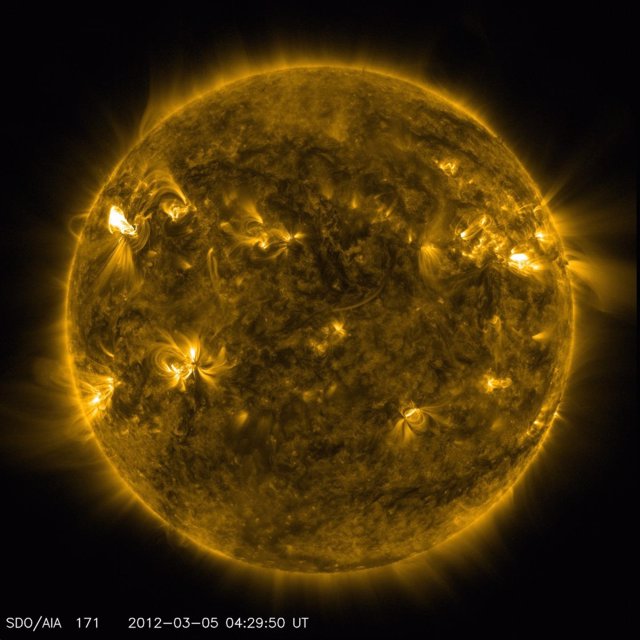 Una imagen de regiones activas en el Sol del Observatorio de Dinámica Solar de la NASA. El gas caliente brillante traza los giros y bucles de las líneas del campo magnético del Sol.