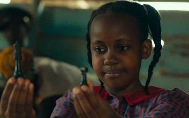 Nikita Walinga, en una escena de 'La reina de Katwe'