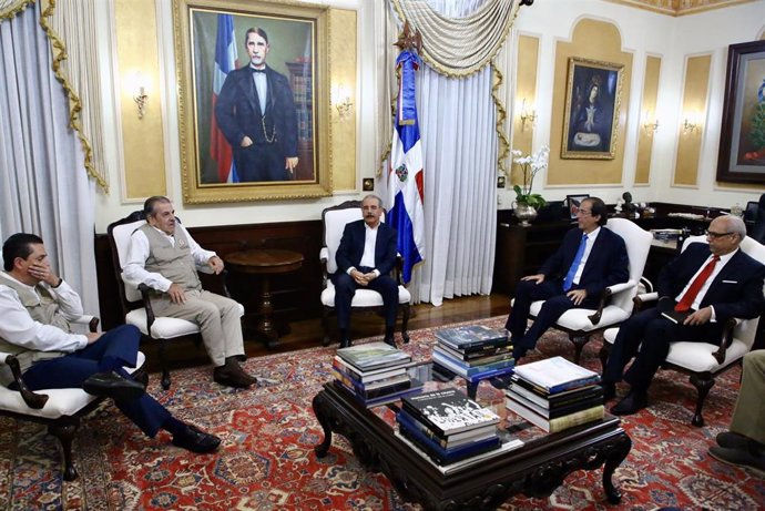 Danilo Medina recibe a la misión electoral de la OEA