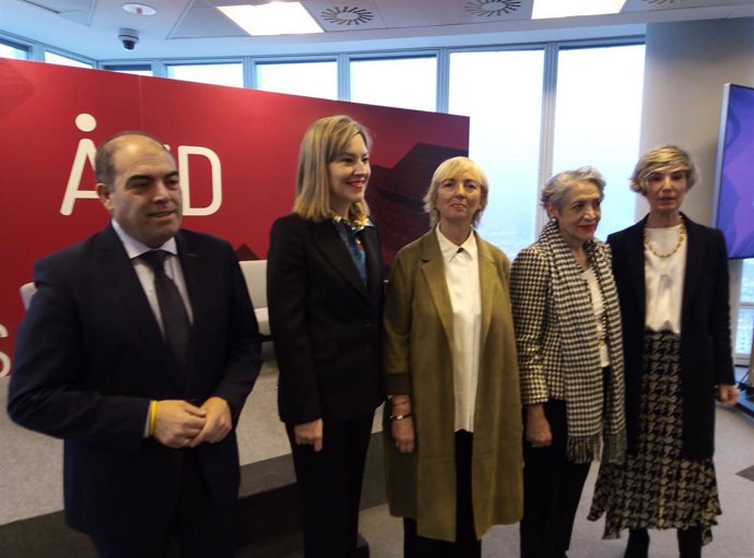 El vicepresidente de la CEOE, Lorenzo Amor, junto a otras participantes en un acto organizado por la Asociación de Empresarias y Directivas de Bizkaia (AED) en Bilbao.