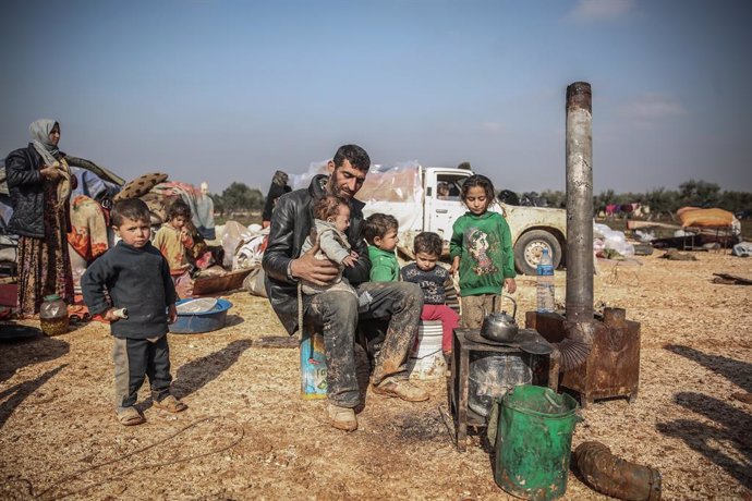Una família en un refugi de de la ciutat de Maarat Misrin, al nord-oest de Síria.