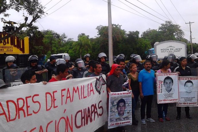 Familiares de los 43 normalistas de Ayotzinapa durante una manifetación.