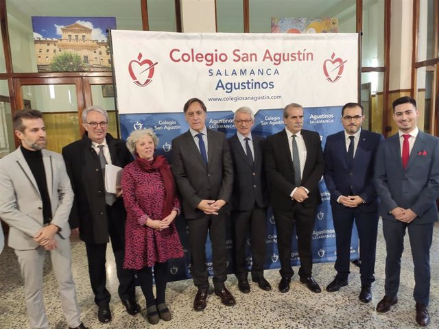 El secretario de Estado de Educación, Alejandro Tiana (cuarto por la derecha), junto al resto de autoridades en las jornadas del Colegio San Agustín de Salamanca.