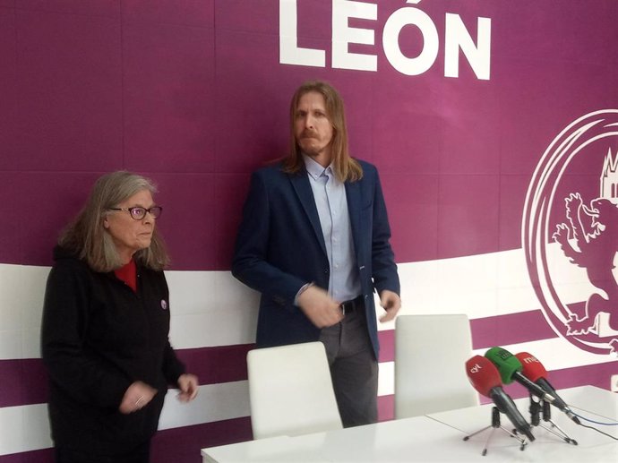 El secretario general de Podemos en Castilla y León, Pablo Fernández, en la sede de la formación en León.