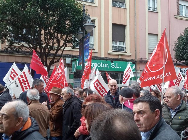 El alcalde de León, José Antonio Diez, participando en la manifestación de este domingo 16 de febrero por las calles de León.