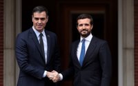 Sánchez y Casado se reúnen en Moncloa tras saludarse con un apretón de manos