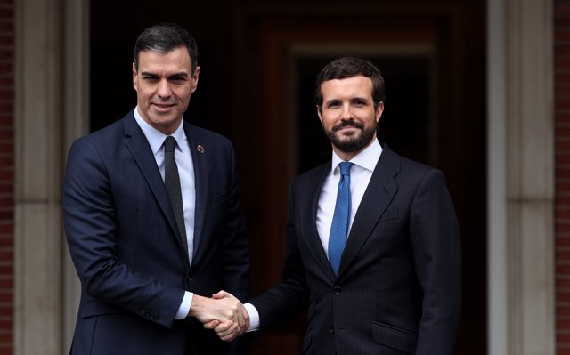 Arranca la reunión entre Sánchez y Casado en Moncloa
