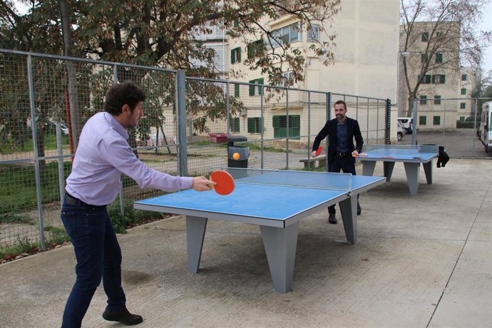 El regidor de Participación Ciudadana y Gobierno Interior, Alberto Jarabo, y el de Deportes, Francisco Ducrós, jugando al ping-pong