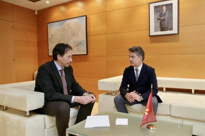 El consejero de Obras Públicas con el alcalde de Selaya