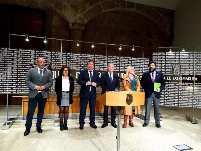 Vara y representantes de la Creex, de CCOO y UGT en la firma de la declaración para la concertación social en Extremadura 2020-2023