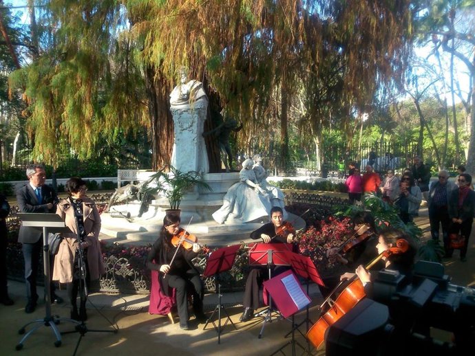 Acto en la glorieta de Bécquer para dar comienzo a la conmemoración del 150 aniversario de la muerte del poeta y el pintor