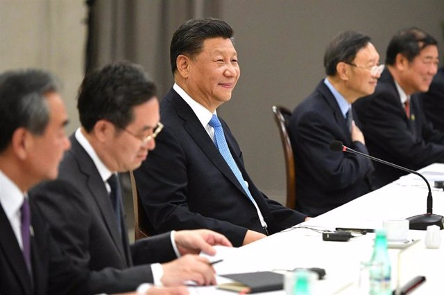 El presidente de China, Xi Jinping, en el centro, junto al ministro de Exteriores chino, Wang Yi