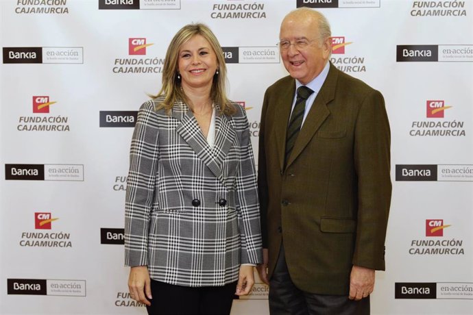 La directora corporativa de la Territorial de Bankia en Murcia y Alicante, Olga García, y el presidente de Fundación Cajamurcia, Carlos Egea, firman acuerdo anual para 2020